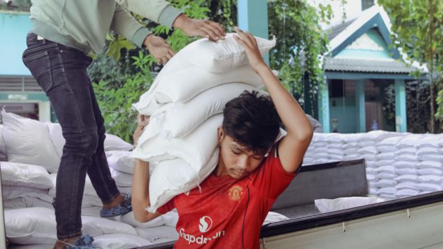 Preparing emergency relief packages – Happy Chandara – Toutes à l’école
