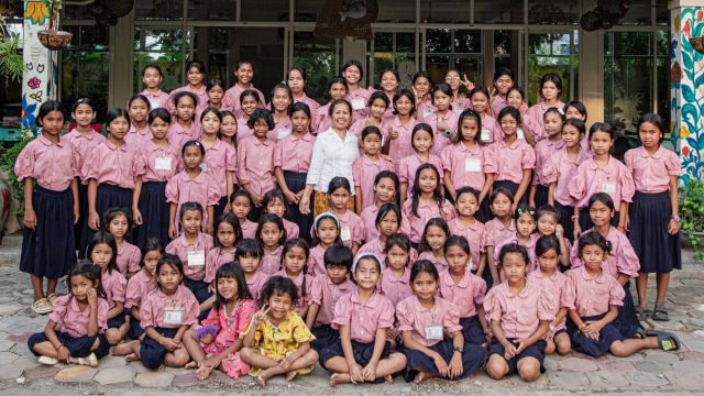 Élèves de l’internat des petites sur le campus Happy Chandara – Toutes à l’école