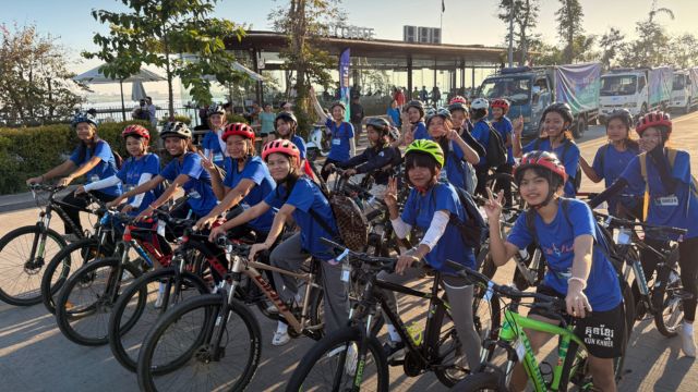 Élèves à vélo Pedal for the Planet – Phnom Penh – campus Happy Chandara – Toutes à l’école