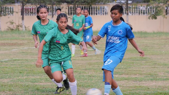 Équipe de football lycéenne – campus Happy Chandara – Toutes à l’école