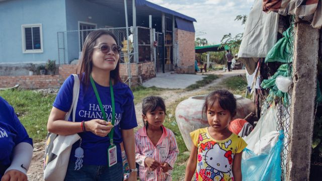 Équipes sociales en tuk-tuk dans les villages – campus Happy Chandara – Toutes à l’école
