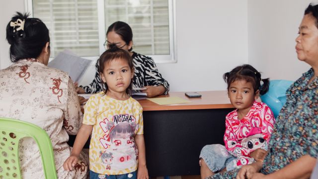 Families during kindergarten enrolment – Happy Chandara campus – Toutes à l’école
