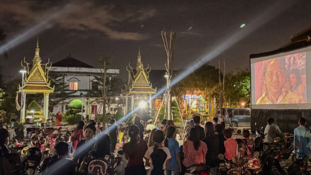 Outdoor cinema screening students – Prek Thmey Pagoda – Happy Chandara campus – Toutes à l’école