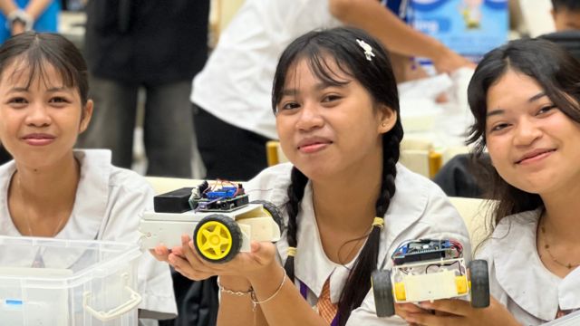 Olympiade de Robotique Cambodge 2025 – Happy Chandara – Toutes à l’école