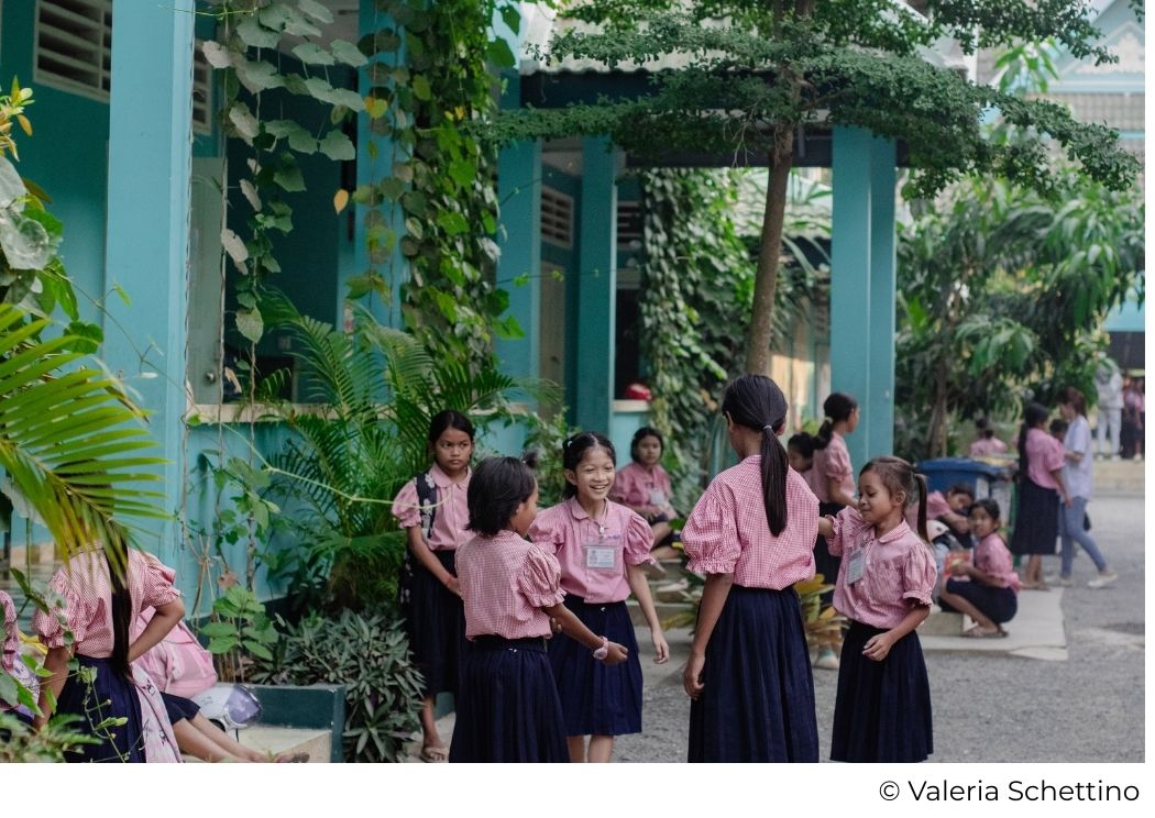 Students on the fully green and vegetalized campus of Happy Chandara in Cambodia