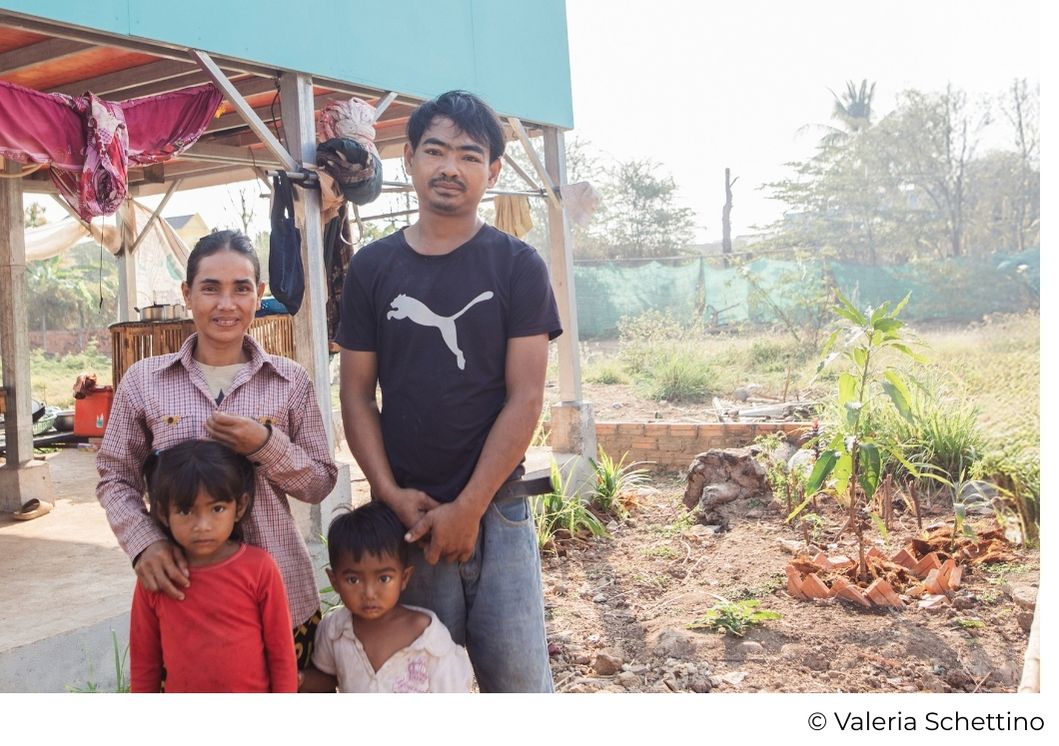 Family benefiting from the SOS Maisons housing program in Cambodia – Toutes à l’école NGO