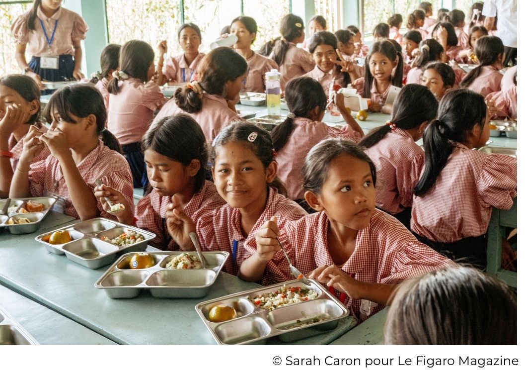 Cantine scolaire du campus Happy Chandara servant des repas équilibrés aux petites filles