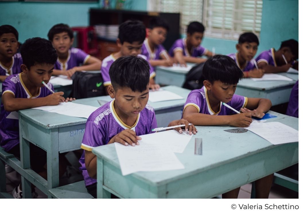 Cours de soutien pour les garçons du village au campus Happy Chandara