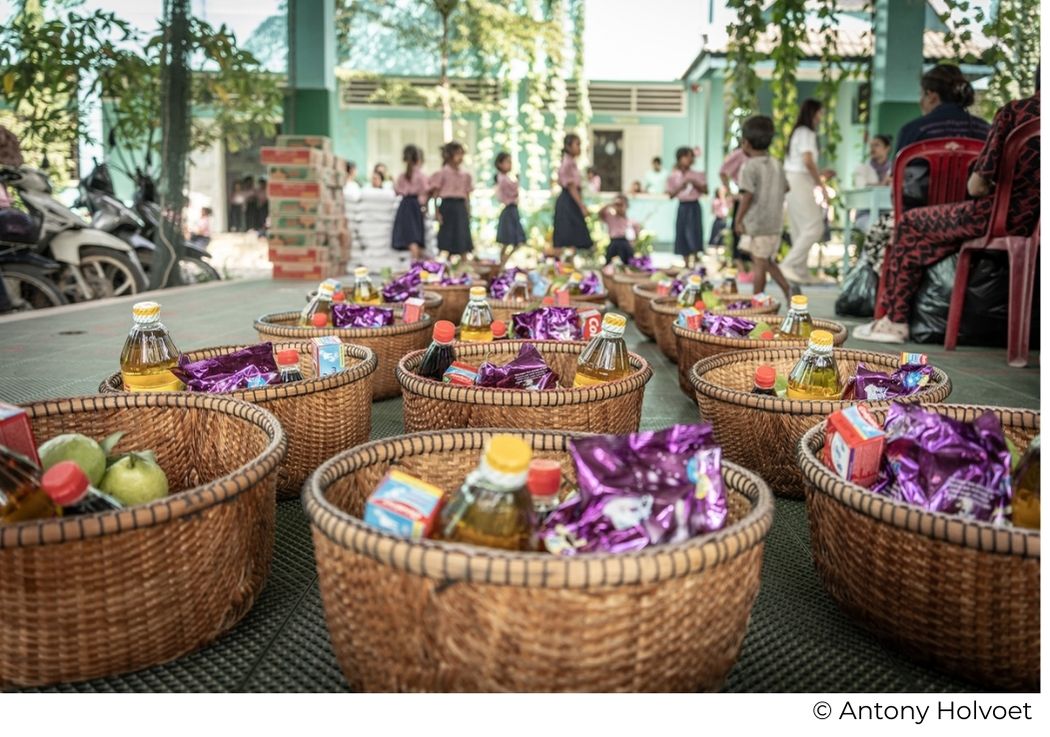 Paniers alimentaires écoresponsables distribués aux familles sur le campus Happy Chandara au Cambodge