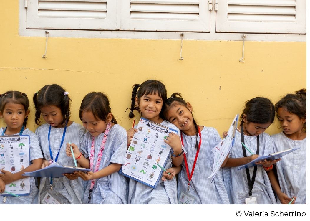 Petites filles cambodgiennes en activité scolaire sur le campus Happy Chandara