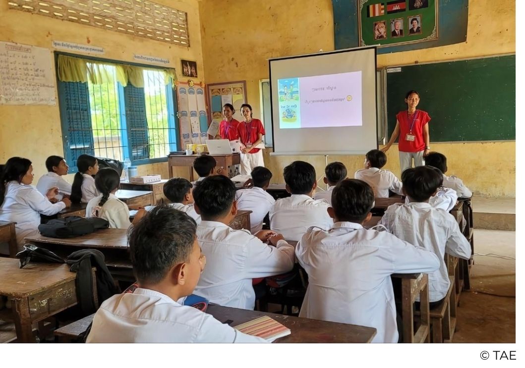 Élèves de Toutes à l’école lisant des histoires dans les écoles publiques au Cambodge