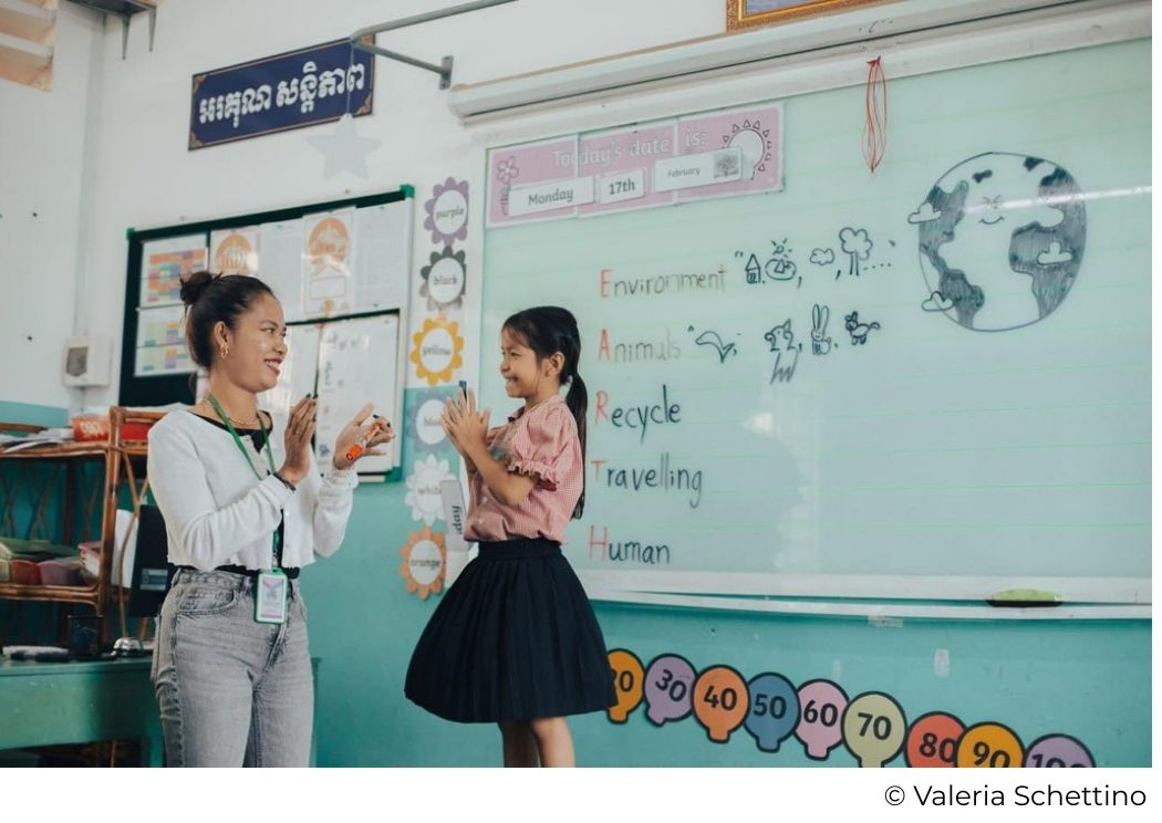 Enseignante du campus Happy Chandara donnant un cours bilingue à une élève au Cambodge