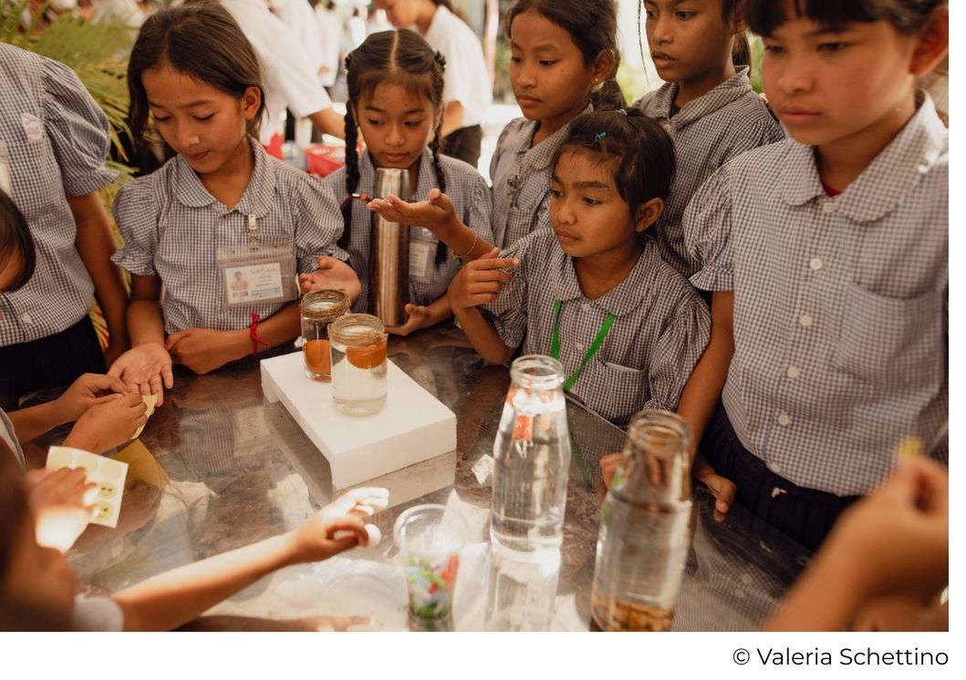 Élèves en laboratoire scientifique sur le campus Happy Chandara