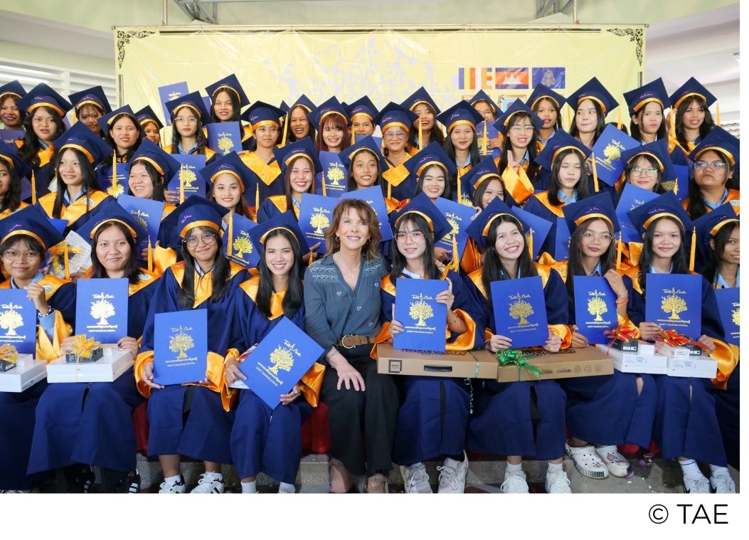 Élèves diplômées de Happy Chandara célébrant leur réussite à Phnom Penh