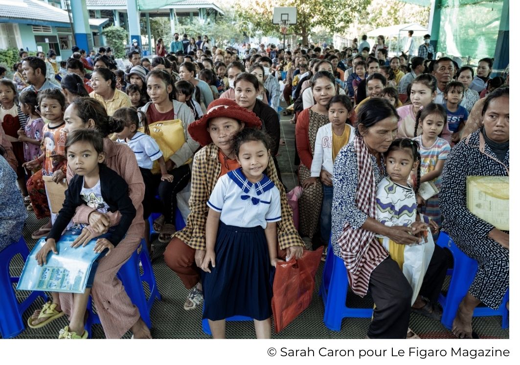 Parents et petites filles réunis pour les inscriptions sur le campus Happy Chandara au Cambodge