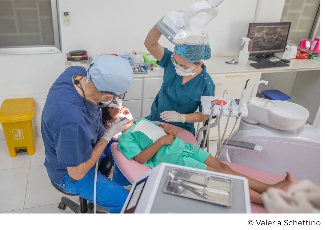 Soins dentaires pour petites filles au Cambodge - ONG Toutes à l’école