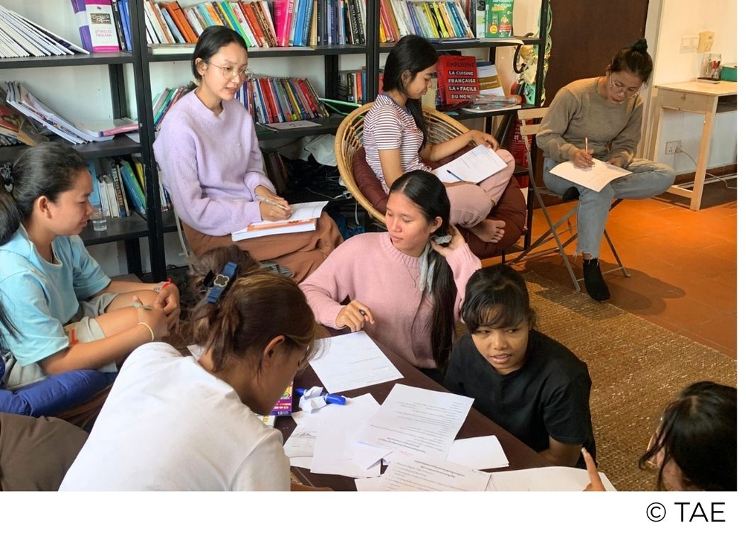 Étudiantes du foyer Happy Chandara travaillant ensemble dans un esprit solidaire