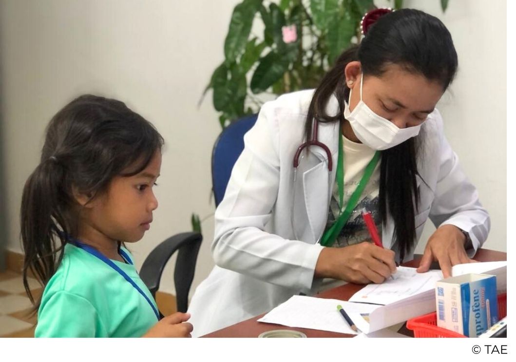 Petite élève du campus Happy Chandara se rendant au centre médico-social au Cambodge