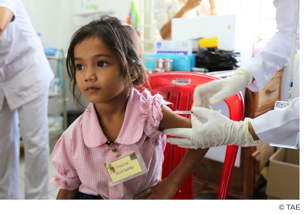 Jeune élève vaccinée au centre médico-social du campus Happy Chandara au Cambodge